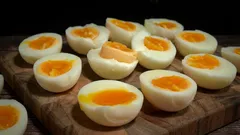 Waarom professionele koks nooit eieren koken nadat ze aan de kook zijn gekomen: het geheim van het perfecte gerecht