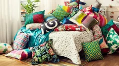 Waarom je oude kussens niet weg moet gooien: zes handige manieren om ze thuis en in je vakantiehuisje te gebruiken