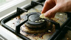 Het inwrijven van roosters met knoflook: waarom is dit nodig en hoe vaak moet dit worden gedaan?